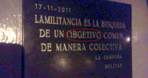 Curioso error ortográfico en placa donada por La Cámpora