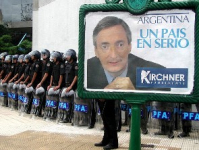 KIRCHNER, LA POLÍTICA Y LOS ESPEJITOS DE COLORES