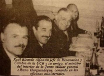 ALFONSÍN, LOS MILITARES Y UNA FOTO INCÓMODA