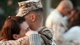 REENCUENTRO DE MILITARES CON SU FAMILIA AL VOLVER DE LA GUERRA