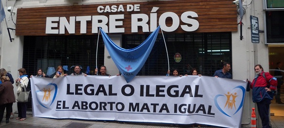 "En la Argentina no queremos ni una mujer menos"