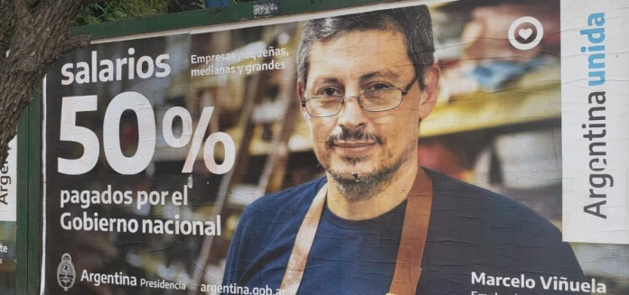 Los afiches que propagandizan que a los salarios los paga el gobierno exhiben una cultura facha profunda