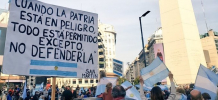 Centenares de personas protestaron contra el avance del gobierno contra las instituciones