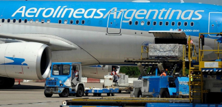 Un vuelo comercial de Aerolíneas Argentinas partió desde Ezeiza con las vacunas. Las trasladó hasta el aeropuerto un responsable de Seguridad del Hospital Posadas