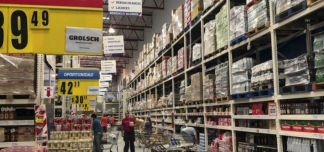 Mientras las ventas cayeron en supermercados y shoppings, sigue creciendo en las superficies al por mayor, según el INDEC