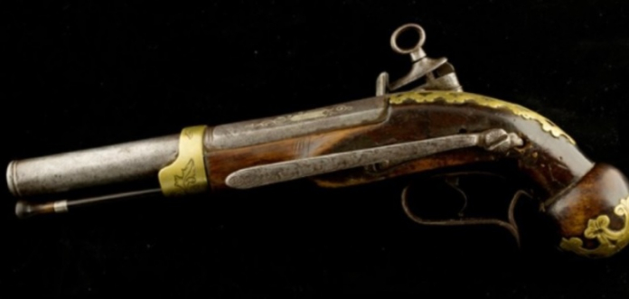 Uno de los objetos que quedaron del prócer tras su muerte, en 1820, es un arma de mano, para defensa personal. Está en el Museo Histórico Nacional (MHN), mismo lugar del que se robaron su reloj de oro y esmalte en 2007.