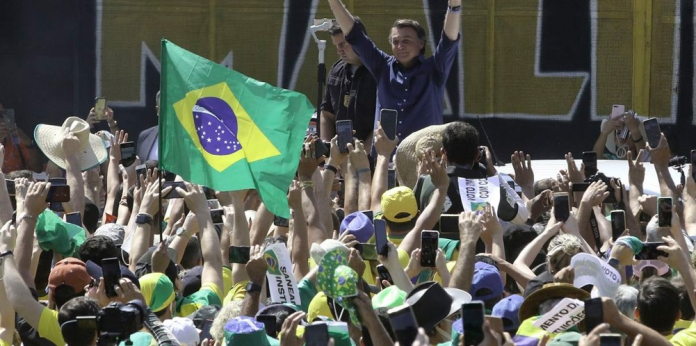 Cómo se vive desde adentro la movilización a favor de Bolsonaro en la Avenida Paulista de San Pablo, con discursos en inglés, banderas evangelistas y pocas mascarillas.