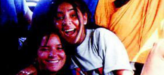 En el verano de 1998, María Dolores Sánchez (18) e Irina Montoya (25) tuvieron la desgracia de cruzarse en su viaje hacia Comodoro Rivadavia con Eduardo Fermín Elicabe (35), custodio de una agencia de seguridad, quien se ofreció a llevarlas en su auto. Al día siguiente un tambero las encontró, a una muerta y a otra agonizando, en un camino de tierra cerca de Bahía Blanca. El asesino estuvo 13 años tras las rejas. Ahora está en libertad