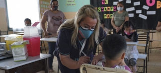 Equipos móviles en escuelas para las dosis del calendario escolar y las vacunas de Covid