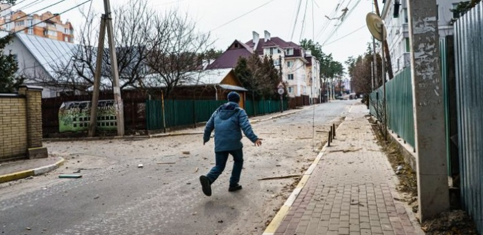 Un hombre corre por las calles de Irpín por miedo a francotiradores, el 12 de marzo de 2022