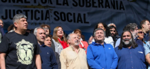 Dirigentes y funcionarios bonaerense cercanos a la vicepresidenta Cristina Kirchner cerraron filas con el sindicalismo del hijo de Hugo, que optó por no hablar, y la CTA. 
