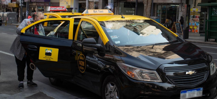 Suba del 30% para las taxis, peajes en 45% y 40% de forma escalonada.