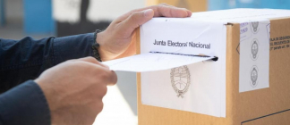 Los argentinos que están obligados a votar pero no lo hacen deben pagar una multa o, en caso contrario, pueden recibir sanciones como la imposibilidad de tramitar el pasaporte. 