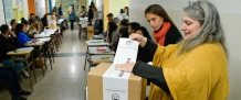 Los argentinos que están obligados a votar deben hacerlo tanto en las elecciones Primarias, Abiertas, Simultáneas y Obligatorias (PASO) como en las generales, de acuerdo con el Código Electoral Nacional. 