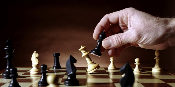 Para competir en Ajedrez es preciso, ante todo, conocer la naturaleza humana y comprender la Psicología del contrario. (A. Alekhine, ex campeón del mundo)