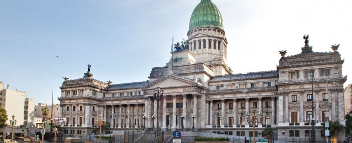 Con marcada minoría en ambas cámaras, a La Libertad Avanza le costó seis meses lograr las dos primeras leyes de la gestión de Milei. Sufrió revés en el Senado con el rechazo del DNU y en Diputados con la media sanción de movilidad jubilatoria, pero todavía esos capítulos no están cerrados. Qué temas se esperan para la segunda mitad del año. 