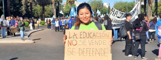 La presidenta de la Federación Universitaria Argentina, Piera Fernández de Piccoli fue la encargada de leer el documento de las casas de estudio en el acto central de la movilización.