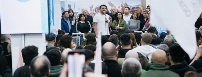 Autoridades de la localidad investigan si el episodio está vinculado con una pelea sindical con el gremio conducido por Pablo Moyano, Camioneros, debido a que la persona que recibió un impacto de bala en la pierna derecha es Martín Pipet, un hombre relacionado a ese sindicato.