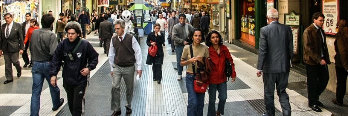 "En la calle flota un atardecer piadoso. Todo está lleno de luz y tiempo". Leila Guerriero.