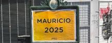 La militancia del partido amarillo pegó carteles en varios puntos de la Ciudad para impulsar la postulación del ex presidente.